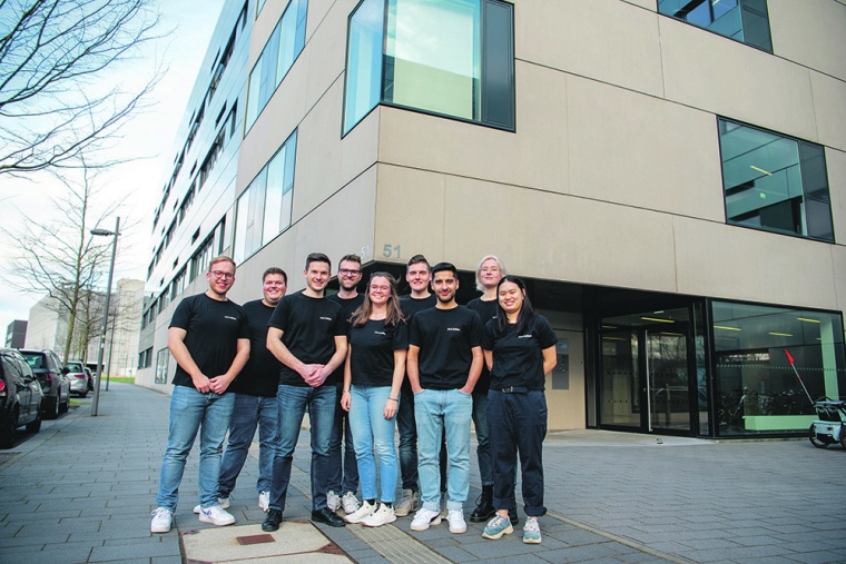 Re.solution-Team, in der Mitte v.l.n.r. Marcel Gausmann, Christian Kocks, Amrei...