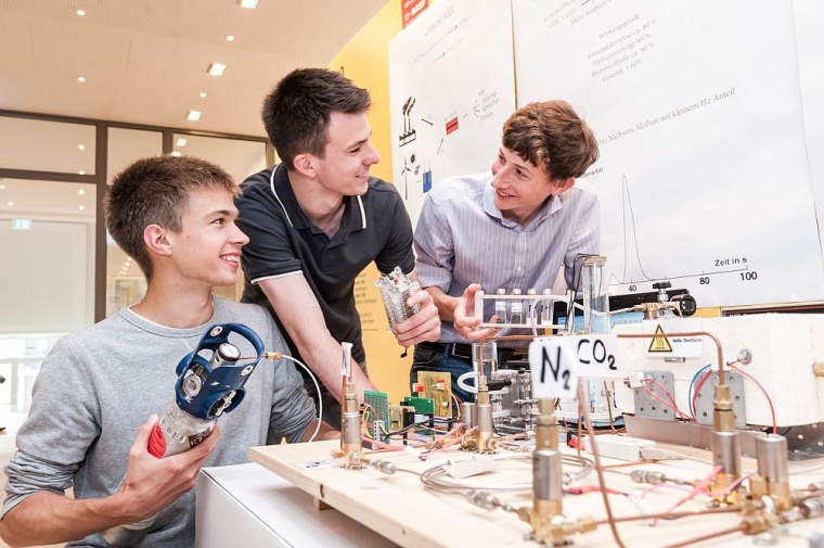 Die jungen Wissenschaftlerinnen und Wissenschaftler zeigen wieder eine große...