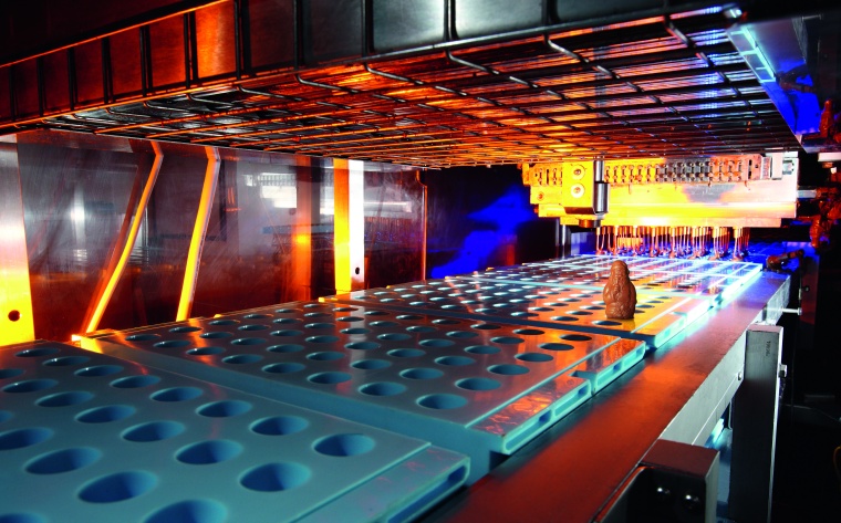 Infrared heat helps in the production of chocolate Santa Clauses © Heraeus