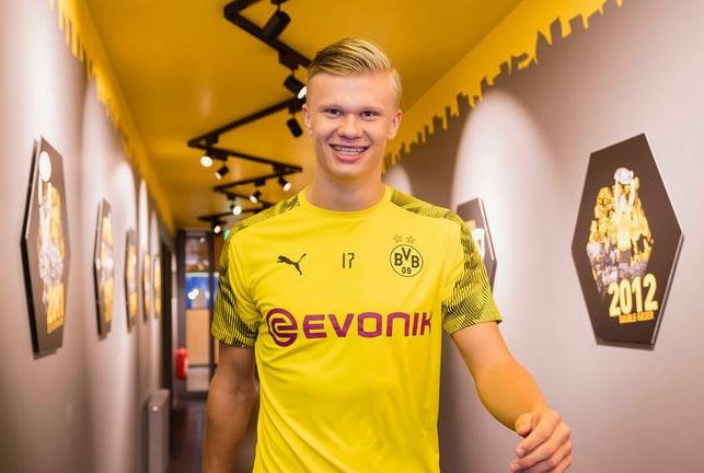 The Evonik logo is emblazoned on the chest of BVB shooting star Erling Haaland....