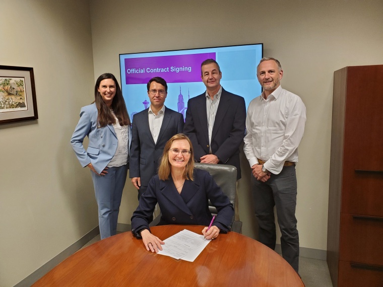 Signing the contract: Yvonne Hurt, Dirk Langkau, Ken Bittner, Daniel Fricker...