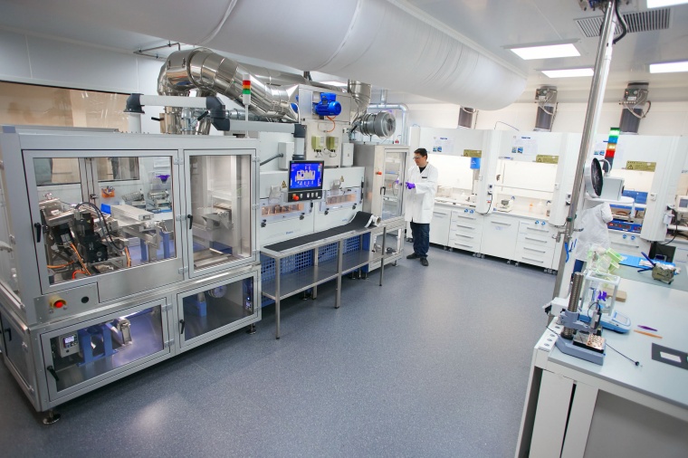 Handling in the battery laboratory at CRRA Research staff © Alexis Cheziere /...