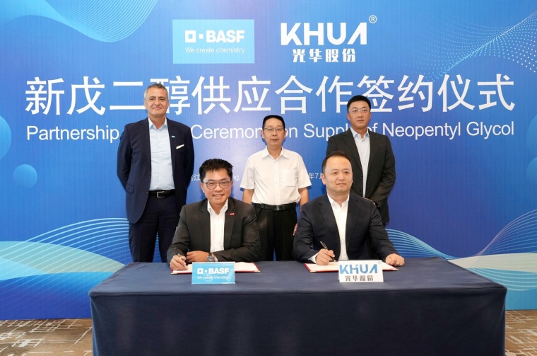 Front row, left to right: Haryono Lim, Senior Vice President, New Verbund Site...