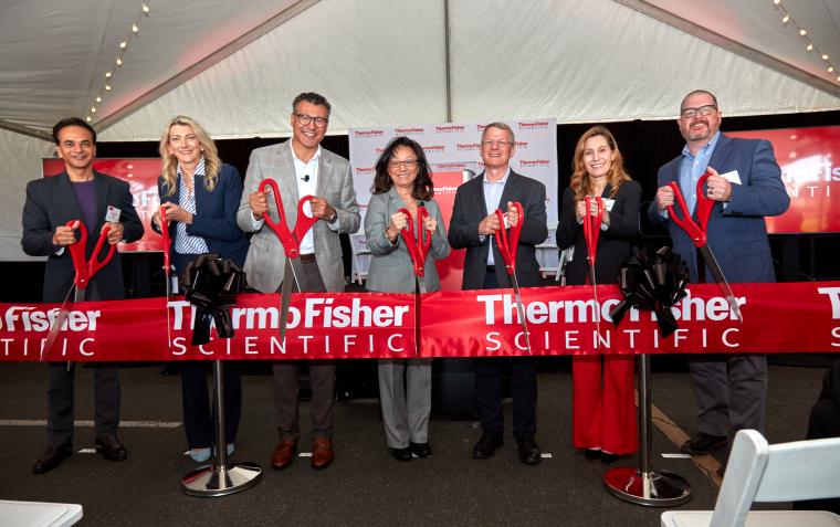 Leaders cutting a ribbon at the opening