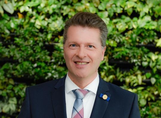 VDI-Präsident Prof. Lutz Eckstein übergibt ein 5-Punkte-Programm an Hendrik...