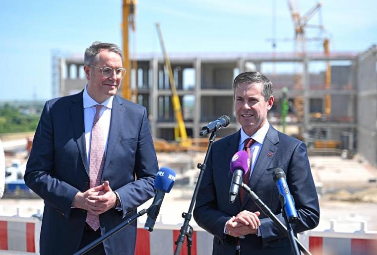 Dave Ricks und der rheinland-pfälzische Ministerpräsident Alexander...