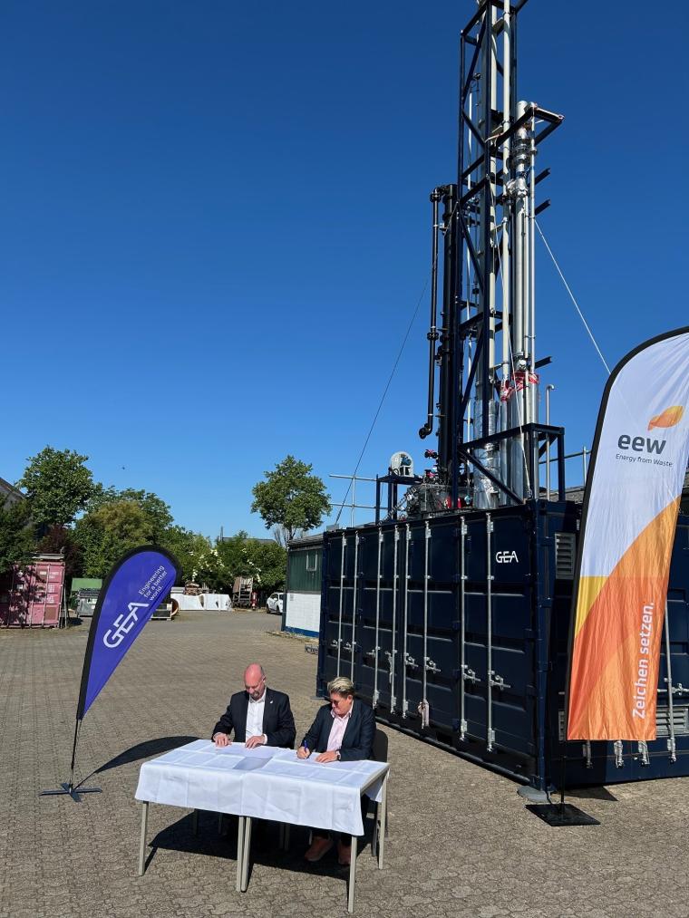 Leaders sign the partnership agreement