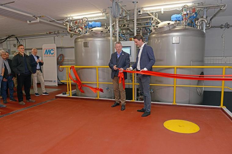 Timur Rönnert und Nicolaus Müller eröffnen feierlich die neue Produktion in...