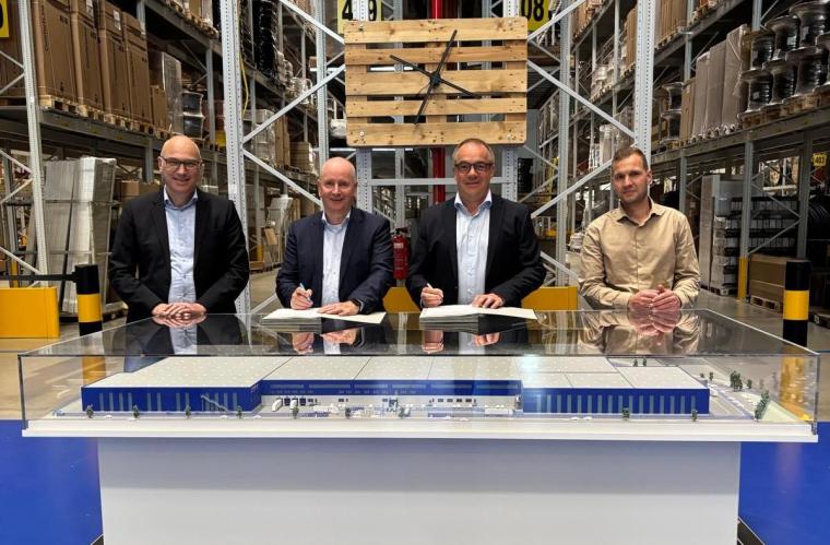 (v.l.n.r.): Christian Siener, Leiter Supply Chain Management & Einkauf bei...