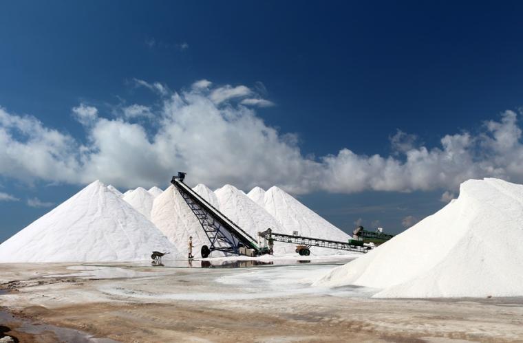 Chemieunternehmen benötigen hochreines Salz, das in der Regel auf dem...