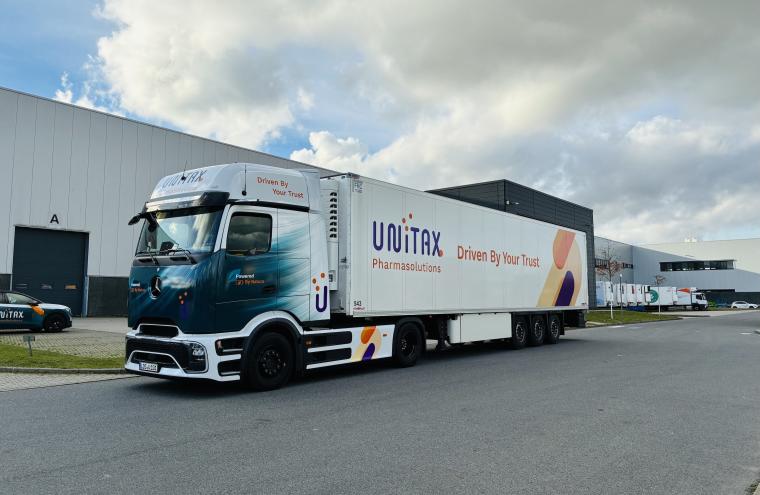 Lkw vor dem Unitax-Hauptsitz in Berlin-Schönefeld, unweit des neu eröffneten...