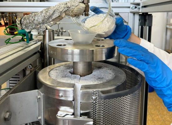 Catalysator being filled in pilot unit