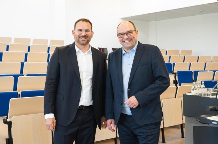 Der zukünftige Geschäftsführer der Provadis Alexander Hupert mit Alexander...