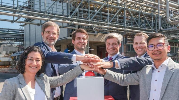 v.l.n.r.: Helya Masoud (Werksleiterin, BASF Düsseldorf), Sven Crone (SVP...