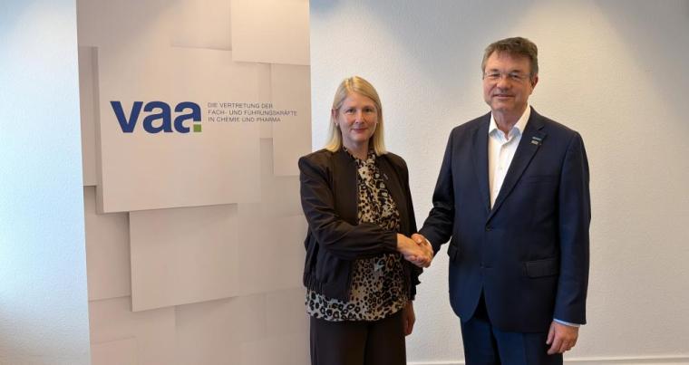 Verhandlungsführerin für den VAA war die 1. VAA-Vorsitzende Birgit Schwab,...