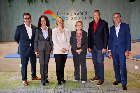 Leaders of Tecom and IMCD