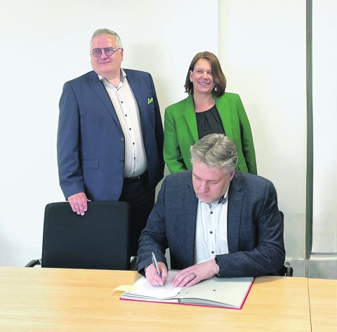 Sasol-Werkleiter Peter Heberling bei der Unterzeichnung der Kooperationsvereinbarung mit Thomas Wiemers und Präsidentin Anja Wollesen von der FH Westküste.