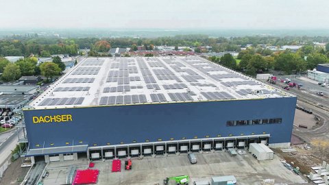 Auf dem Multi-User-Warehouse von Dachser in Unna sind z.B. Photovoltaik-Module mit 1.000 kWp Leistung verbaut, die zur 100%-Grünstrom-Versorgung im firmeneigenen Netzwerk beitragen.
