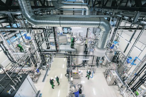 Durch die Bereitstellung von Infrastruktur und Pilotanlagen können am Fraunhofer CBP biotechnologische und chemische Prozesse bis in produktrelevante Dimensionen skaliert werden.