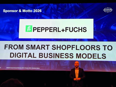 Sebastian Mahler, Vice President/Head of Process Control Technology, Covestro und Mitglied des Vorstands der NAMUR, verkündet auf der HS 2025 den Sponsor und das Motto für 2026.