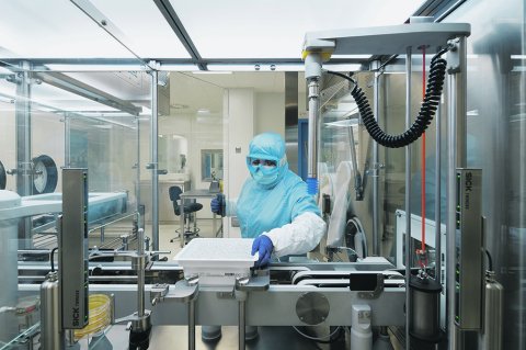 Das National Institute for Bioprocessing Research and Training (NIBRT) in Dublin, Irland, hat spezielle Kompetenzbereiche für hochkomplexe Arzneimittel aufgebaut und bietet Trainings zur Qualifizierung von Fachkräften in der Bioproduktion an.