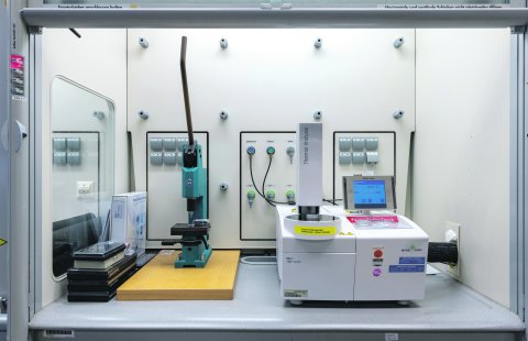 Die häufig wenig transparente Materialzusammensetzung von Rezyklaten kann zu Risiken in Entwicklung, Verarbeitung und Produktion führen. Die systematische Aufklärung des analytischen Fingerabdrucks eines Rezyklats, bspw. mit thermischen Verfahren wie DSC, schafft Transparenz über dessen Zusammensetzung und Eigenschaften und bildet damit die Grundlage für eine fundierte Materialbewertung.