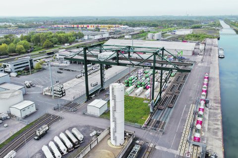 Lanfer Logistik ist ein spezialisierter Logistikdienstleister für Flüssigtransporte, Lagerung, Umschlag und Service in den Branchen Chemie, Mineralöle und Lebensmittel.
