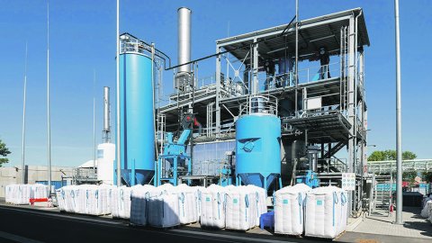 Arcus Greencycling Technologies skaliert seine Technologie in einer ersten Recyclinganlage im Industriepark Höchst in Frankfurt. Das Unternehmen betreibt die industrielle Demonstrationsanlage seit 2023. Die Anlage verarbeitet mechanisch nicht recycelbare Kunststoffabfälle zu Pyrolyseöl und verfügt über eine Kapazität von rund 4.000 t/a.