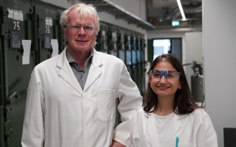 Abb. 2: Prof. Dr. Ferdi Schüth (links), Direktor der Abteilung Heterogene Katalyse am Max-Planck-Institut für Kohlenforschung und Mitglied des wissenschaftlichen Beirats von MechSyn, gemeinsam mit Dr. Özgül Ağbaba, Gründerin und Geschäftsführerin von MechSyn.