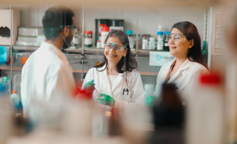 Abb. 3: Das MechSyn-Team arbeitet an der Entwicklung und industriellen Skalierung mechanochemischer Syntheseverfahren für funktionelle Hochleistungsmaterialien.